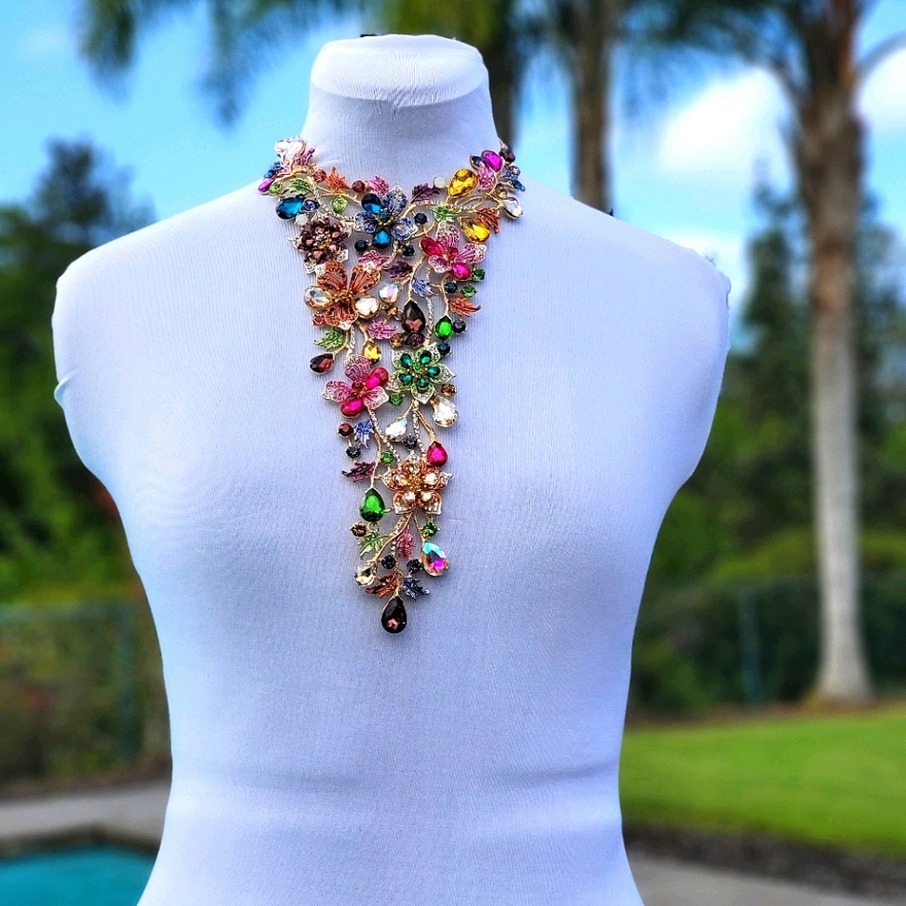 NWT Christian Siriano Crystal Bib Necklace - Picture 9 of 16